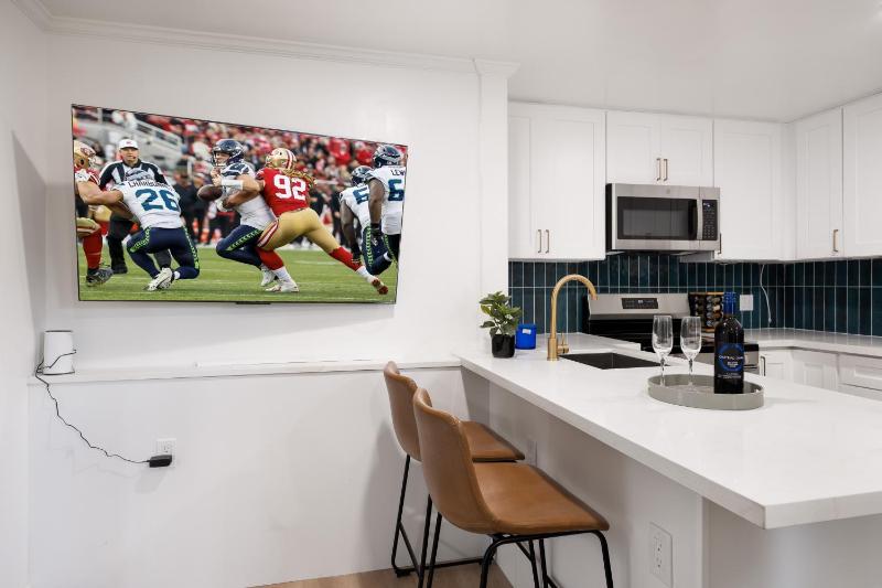 STAYOO SUITES | Seattle Secret Garden - image 12