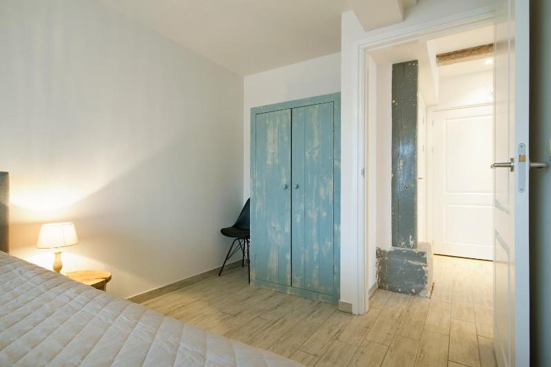 One-Bedroom Apartment image 4