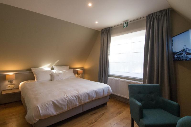 Deluxe King Room image 3