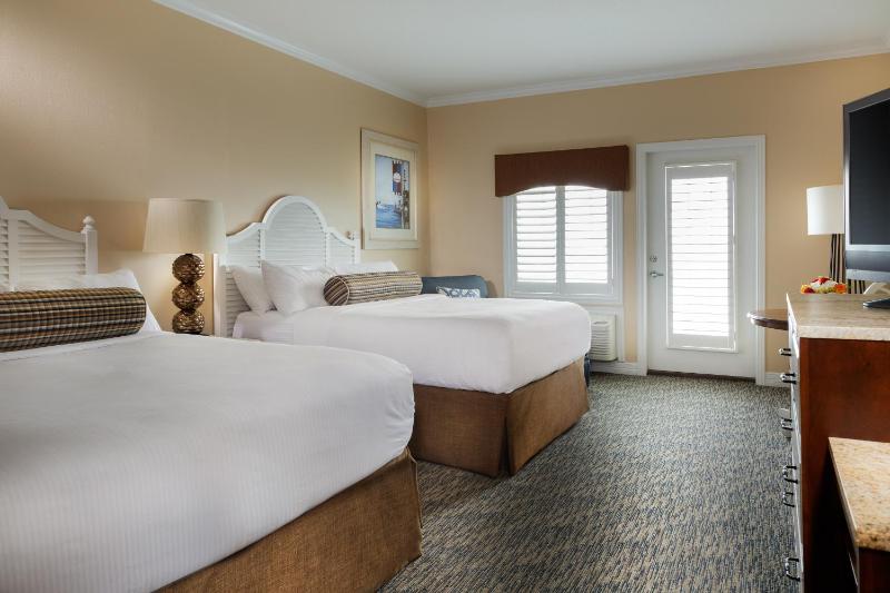 Queen Room with Two Queen Beds image 3
