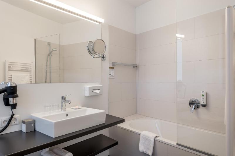 Family Suite M with Balcony image 4