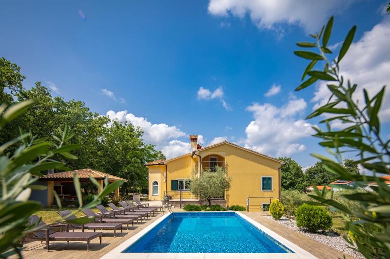 4 BDR Villa Filleona with Pool - Happy Rentals - image 40