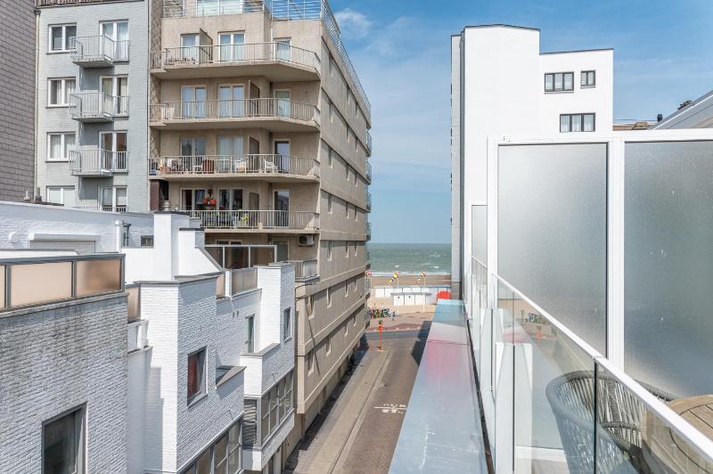 Coastal Family Retreat in Knokke-Heist l Modern 2BR for 4 - image 17