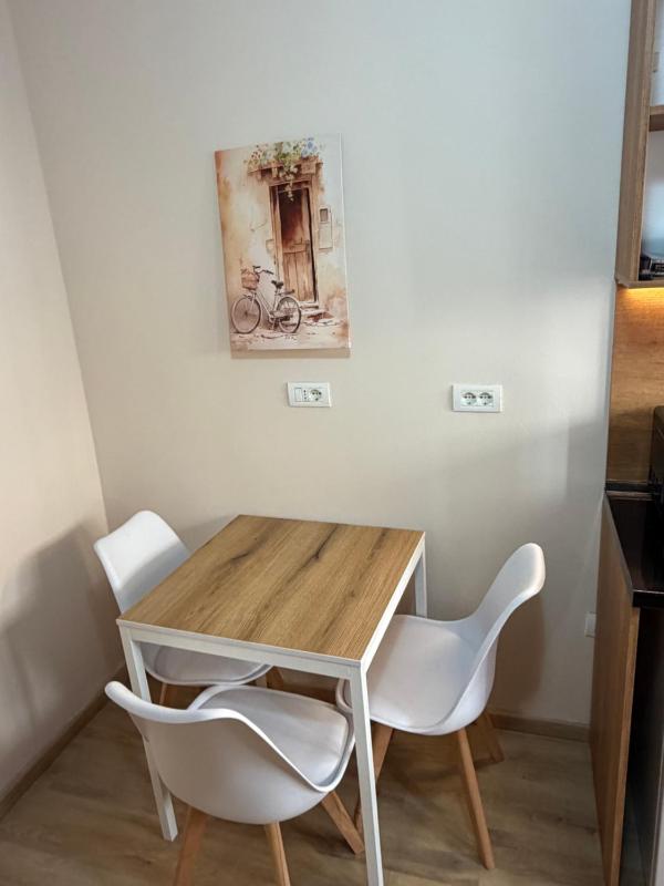 Modern Piazza Place - image 12
