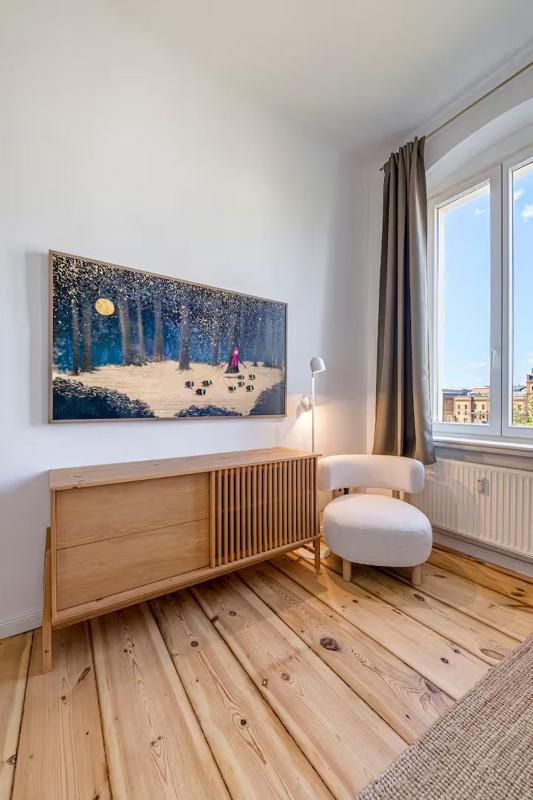 Stylish high-end apartment w direct lift access - image 9