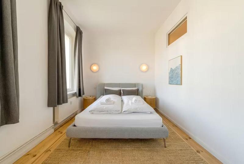 Stylish high-end apartment w direct lift access - image 14