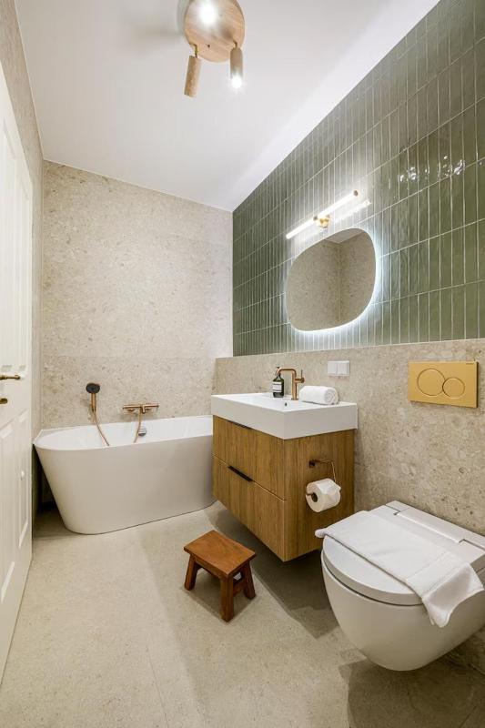 Stylish high-end apartment w direct lift access - image 16