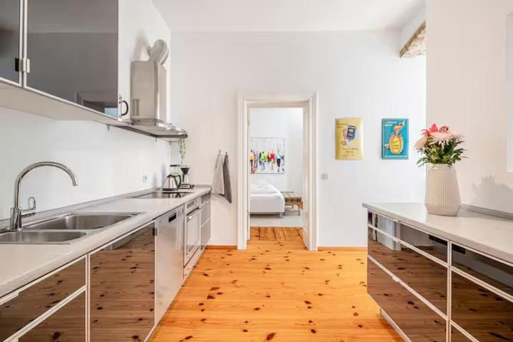 Stylish high-end apartment w direct lift access - image 8