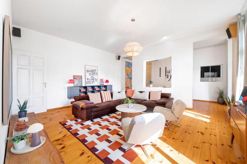 Stylish high-end apartment w direct lift access - image 15