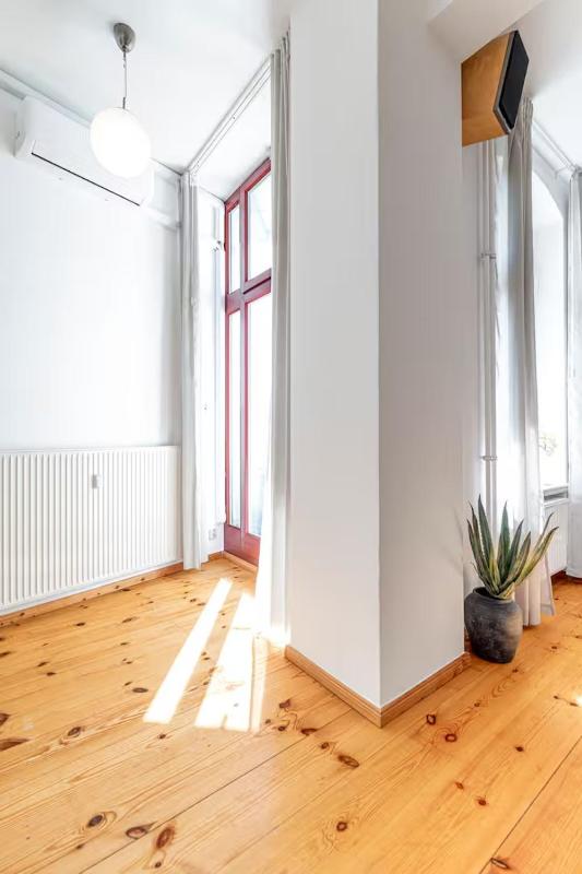 Stylish high-end apartment w direct lift access - image 11