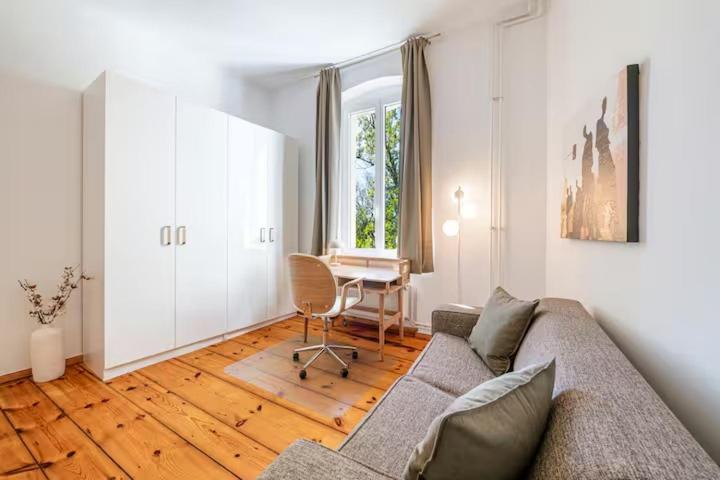 Stylish high-end apartment w direct lift access - image 12