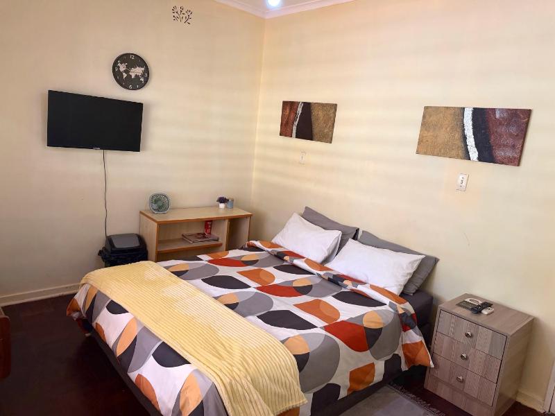Room 5 mins from RG Mugabe Airport - image 7