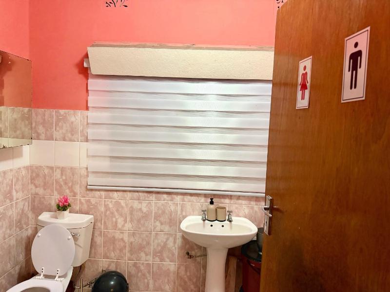 Room 5 mins from RG Mugabe Airport - image 2