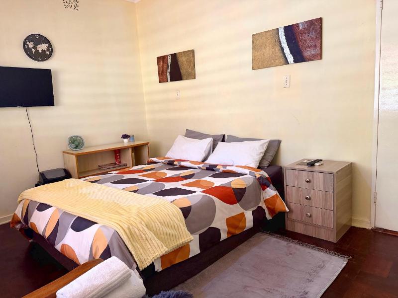 Room 5 mins from RG Mugabe Airport - image 4