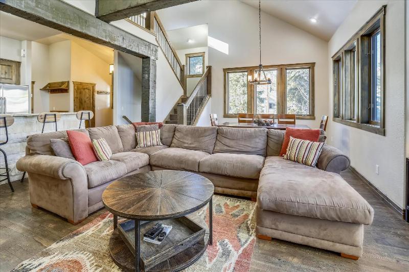 Highwood Hideaway Townhome Peak 8 Location Close to Shuttle and Lifts Hot Tub - image 3