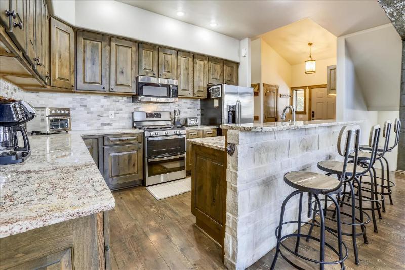 Highwood Hideaway Townhome Peak 8 Location Close to Shuttle and Lifts Hot Tub - image 13