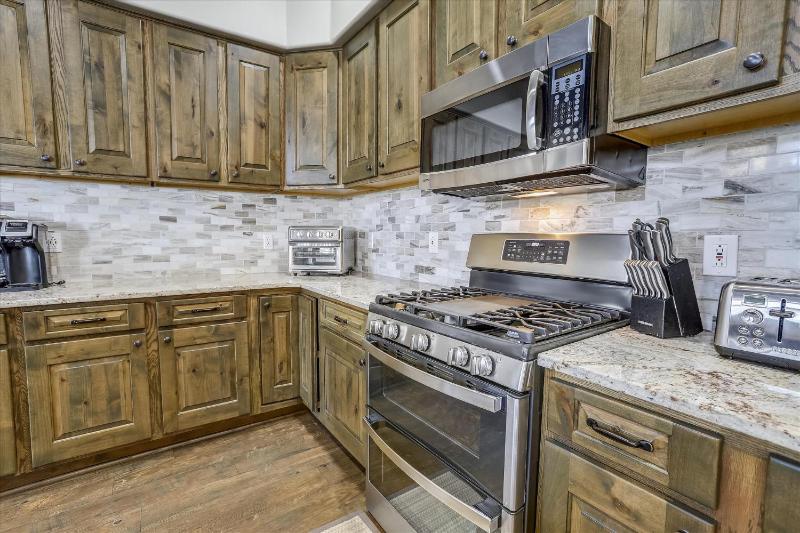Highwood Hideaway Townhome Peak 8 Location Close to Shuttle and Lifts Hot Tub - image 17