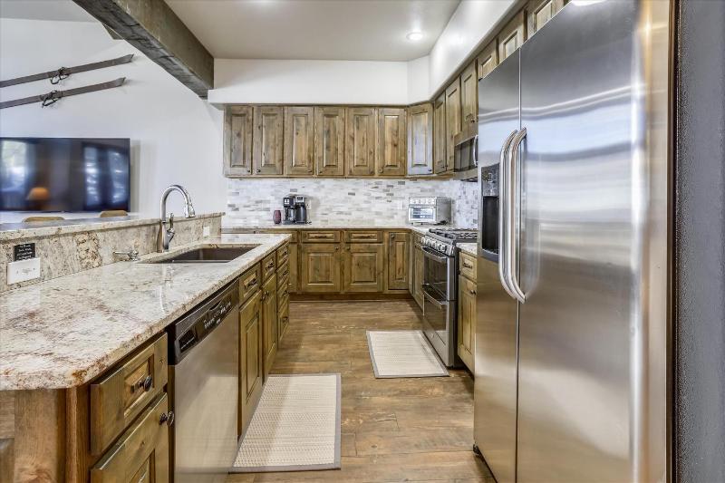Highwood Hideaway Townhome Peak 8 Location Close to Shuttle and Lifts Hot Tub - image 26