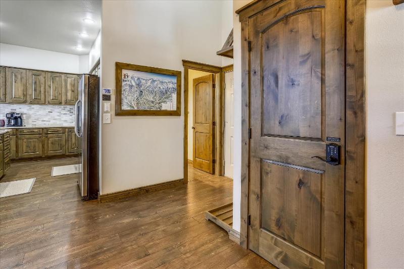 Highwood Hideaway Townhome Peak 8 Location Close to Shuttle and Lifts Hot Tub - image 27