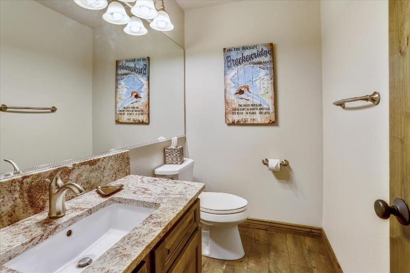 Highwood Hideaway Townhome Peak 8 Location Close to Shuttle and Lifts Hot Tub - image 6