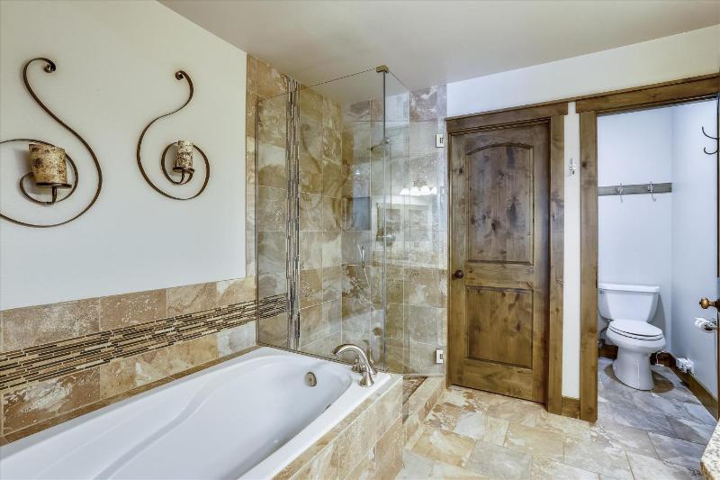 Highwood Hideaway Townhome Peak 8 Location Close to Shuttle and Lifts Hot Tub - image 34