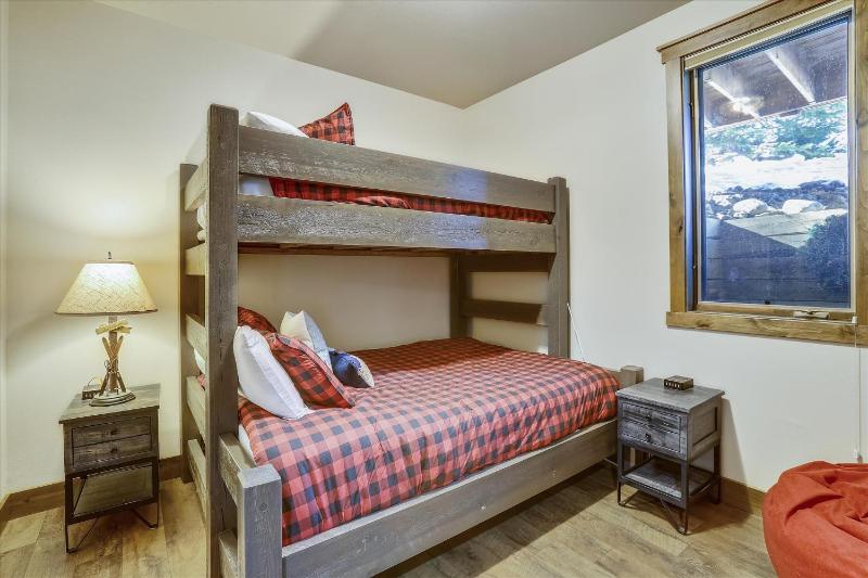 Highwood Hideaway Townhome Peak 8 Location Close to Shuttle and Lifts Hot Tub - image 11