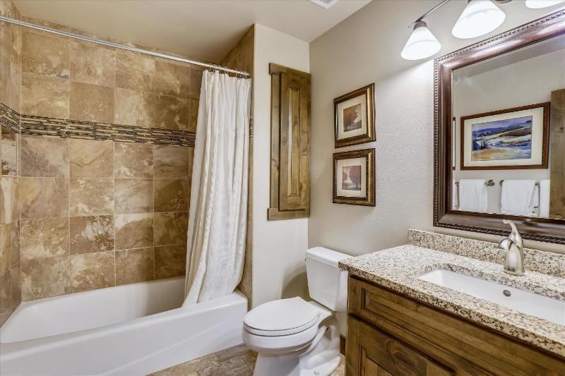 Highwood Hideaway Townhome Peak 8 Location Close to Shuttle and Lifts Hot Tub - image 37