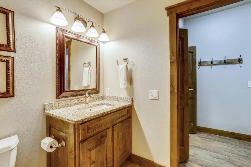 Highwood Hideaway Townhome Peak 8 Location Close to Shuttle and Lifts Hot Tub - image 33