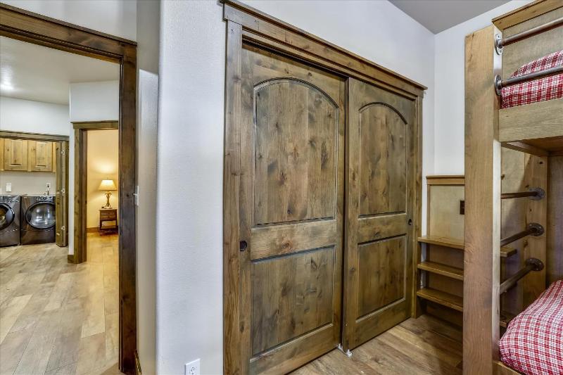 Highwood Hideaway Townhome Peak 8 Location Close to Shuttle and Lifts Hot Tub - image 10