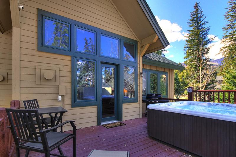 Highwood Hideaway Townhome Peak 8 Location Close to Shuttle and Lifts Hot Tub - image 25
