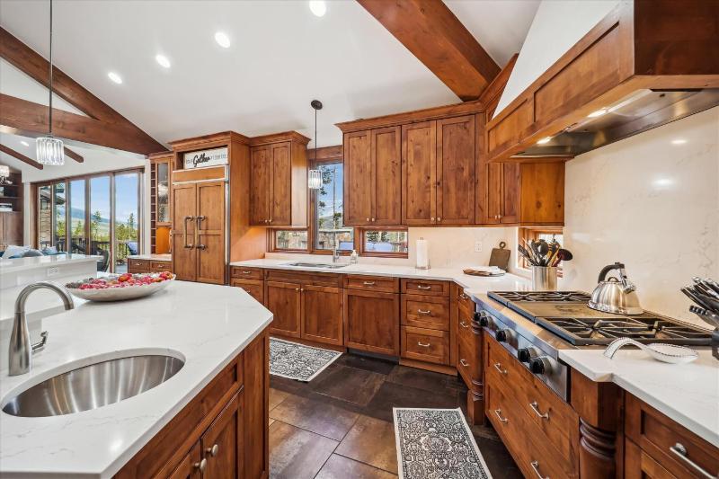 Highlands Hideaway Gorgeous Breckenridge Private Home with Private Hot Tub - image 24