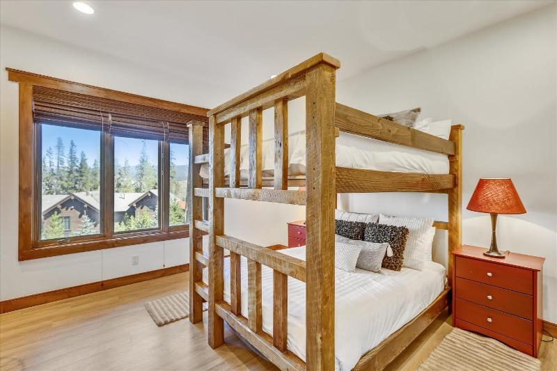 Highlands Hideaway Gorgeous Breckenridge Private Home with Private Hot Tub - image 5