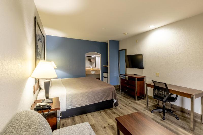 Azul Inn Houston Hobby Airport - image 13