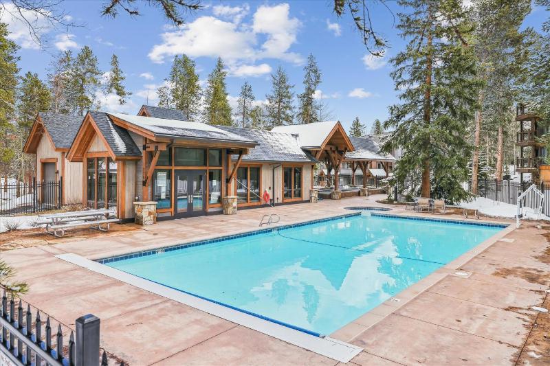 The Lift 301 Great location Shared Amenities New Listing - image 1