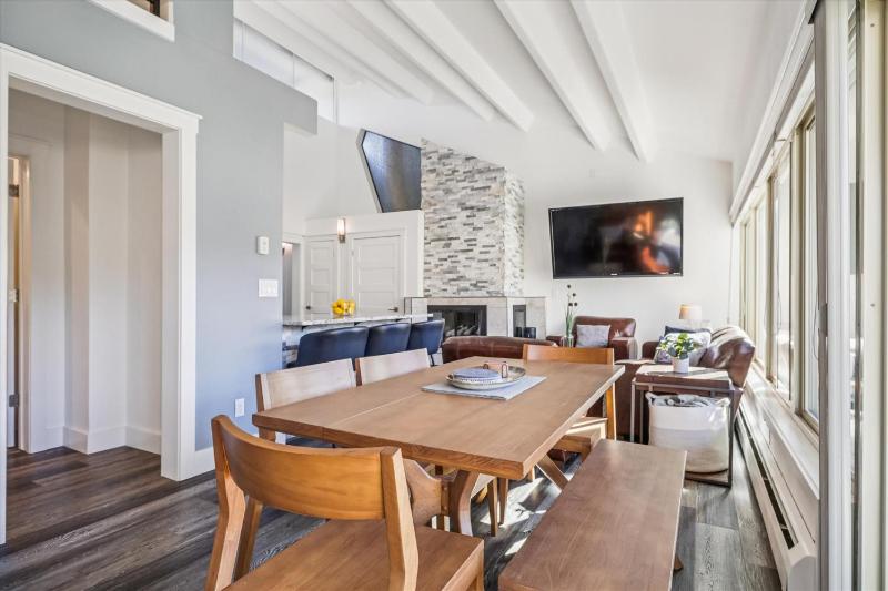 The Lift 301 Great location Shared Amenities New Listing - image 12