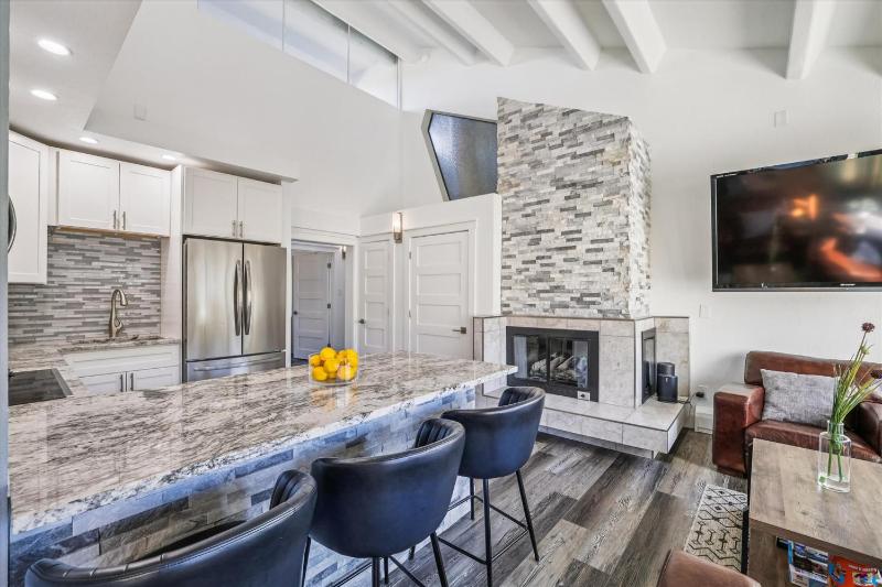 The Lift 301 Great location Shared Amenities New Listing - image 3