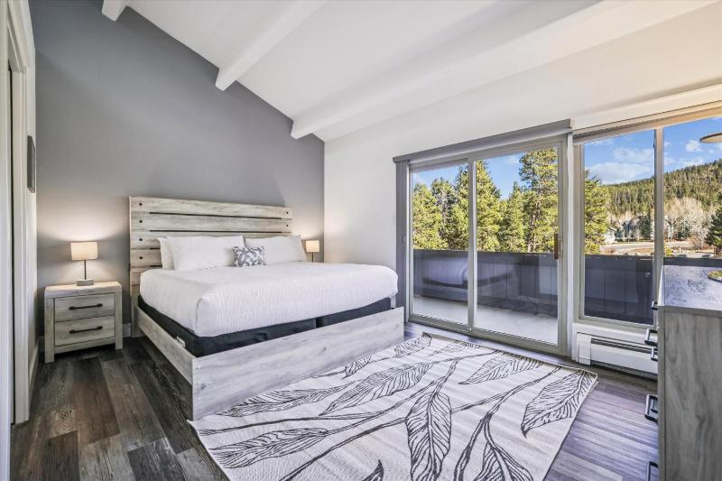 The Lift 301 Great location Shared Amenities New Listing - image 6