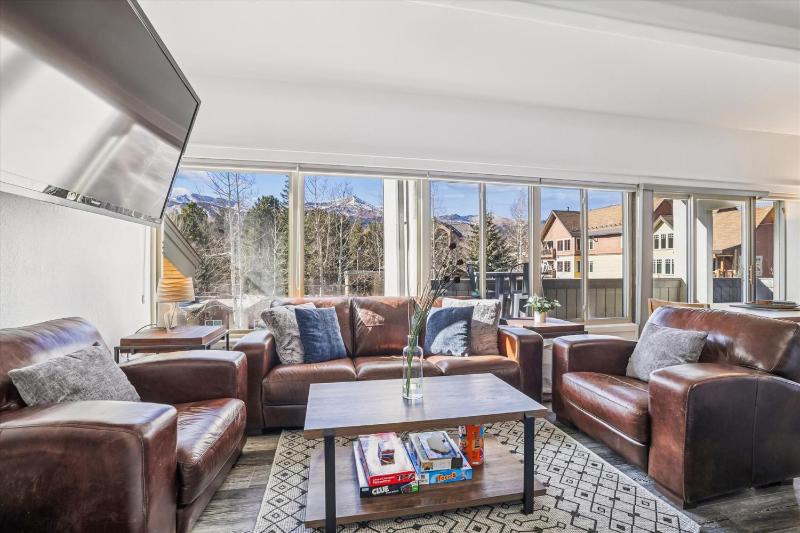 The Lift 301 Great location Shared Amenities New Listing - image 11