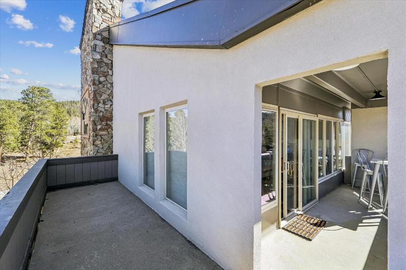 The Lift 301 Great location Shared Amenities New Listing - image 33