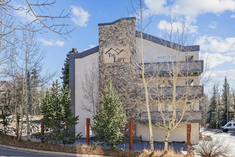 The Lift 301 Great location Shared Amenities New Listing - image 4