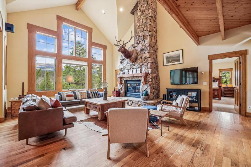Little Bear Lodge Large Highlands Home Private Hot Tub Pet Friendly Great Views - image 1