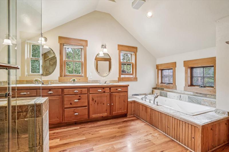 Little Bear Lodge Large Highlands Home Private Hot Tub Pet Friendly Great Views - image 47