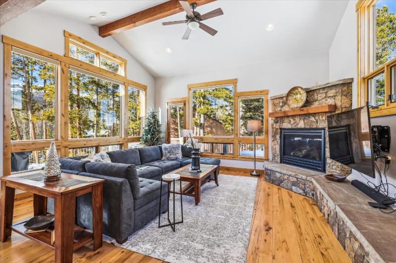 Lone Hand Lodge Custom Private Home on Peak 7 With Outdoor Grill and Hot Tub - image 1