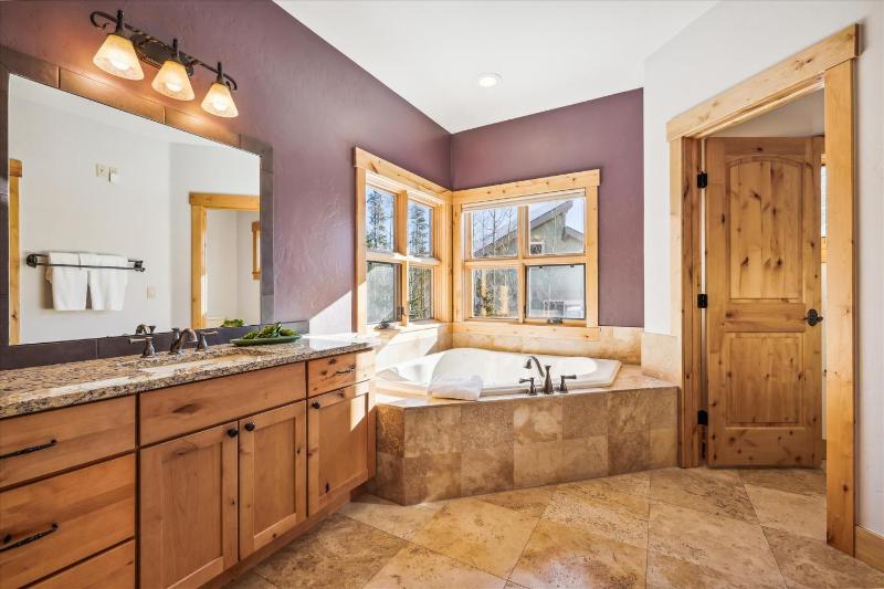 Lone Hand Lodge Custom Private Home on Peak 7 With Outdoor Grill and Hot Tub - image 50