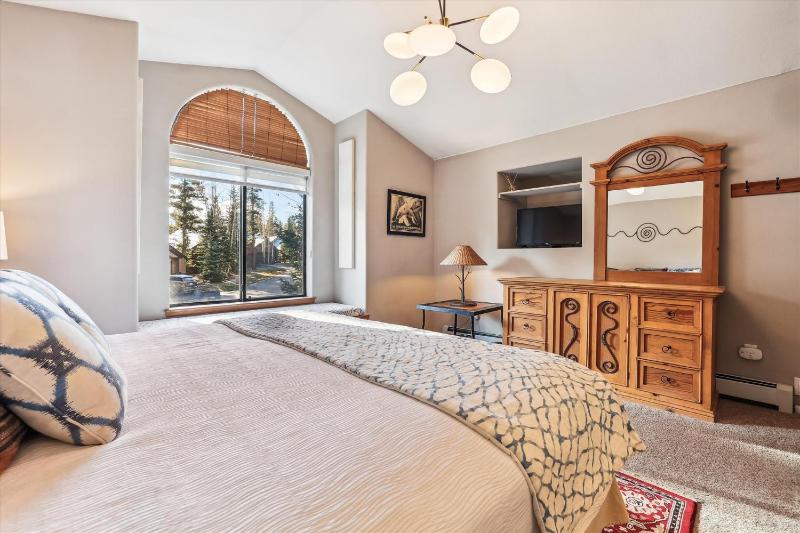 Park Forest Chalet- Pet Friendly Breck Home with Hot Tub - image 9
