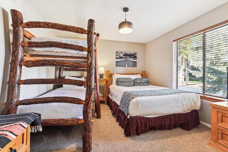 Park Forest Chalet- Pet Friendly Breck Home with Hot Tub - image 12