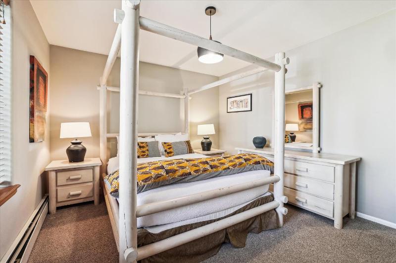 Park Forest Chalet- Pet Friendly Breck Home with Hot Tub - image 2