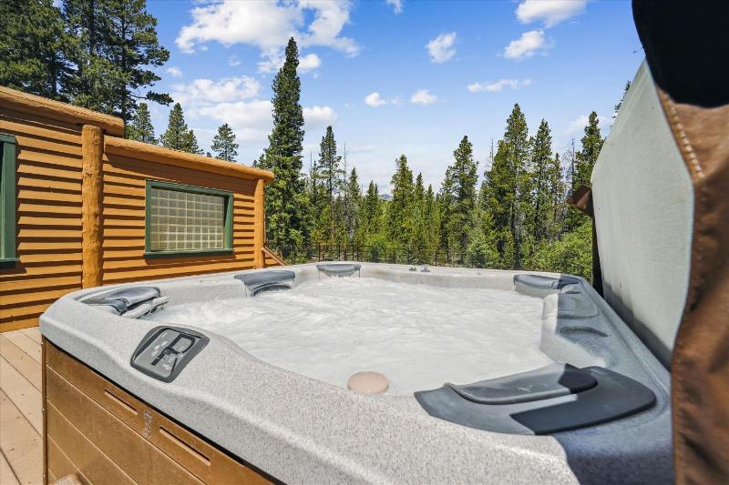 On The Rocks - Spacious Peak 7 Home with Hot Tub and Two Fireplaces - image 46