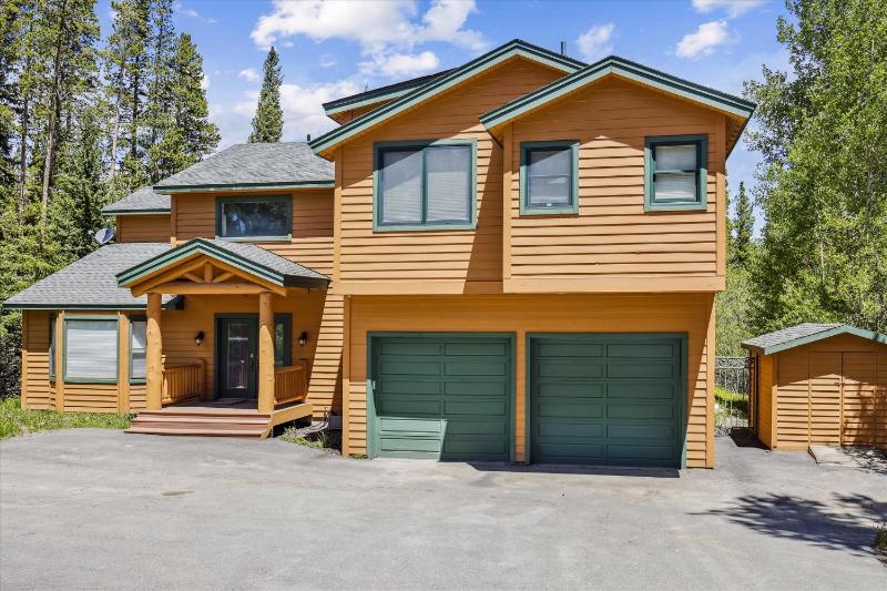 On The Rocks - Spacious Peak 7 Home with Hot Tub and Two Fireplaces - image 25