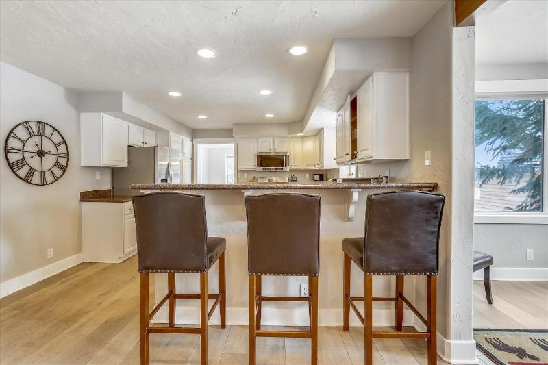 On The Rocks - Spacious Peak 7 Home with Hot Tub and Two Fireplaces - image 40